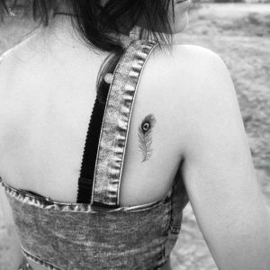 tatuaje en la espalda de pluma