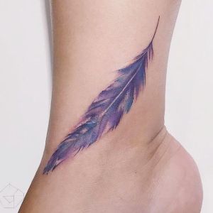 tatuaje para mujer de pluma