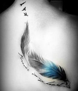 tatuaje pluma con frase