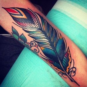 tatuaje pluma para hombre