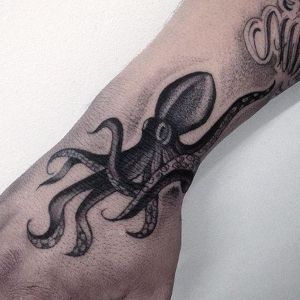 tatuaje de pulpo en la mano
