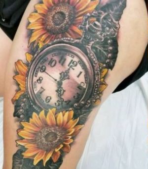 tatuaje de reloj y girasoles