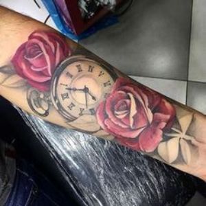 tatuaje de reloj y rosas