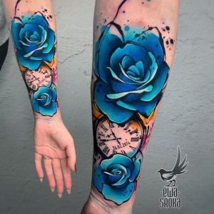tatuajes de reloj y rosas azules
