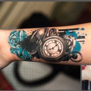 tatuajes de relojes en el brazo