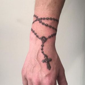 tatuaje de rosario para hombre