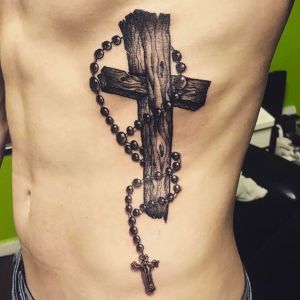tatuaje de rosario y cruz