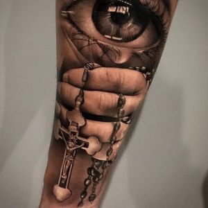 tatuaje de rosario y ojo