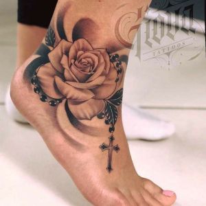 tatuaje de rosario y rosa