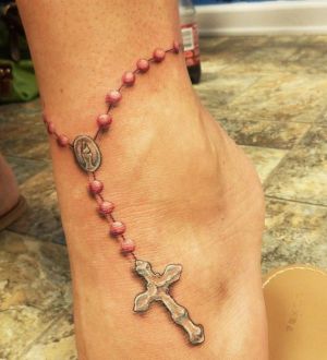 tatuajes de rosarios en tobillo
