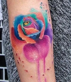 tatuaje acuarela de rosa de Simona Blanar