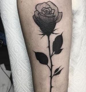tatuaje de rosa negra en degradado
