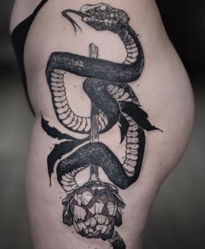tatuaje de serpiente en la pierna