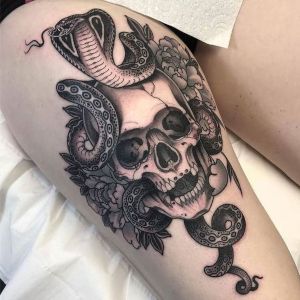 tatuaje de serpiente y calavera