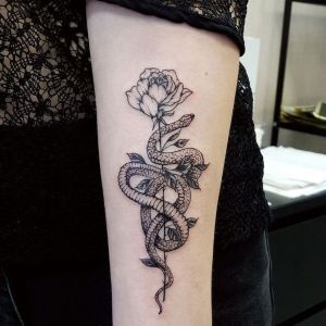 tatuaje de serpiente y rosa