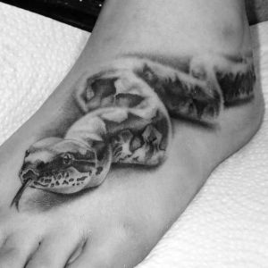tatuaje negro de serpiente