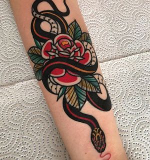 tatuaje neotradicional de serpiente