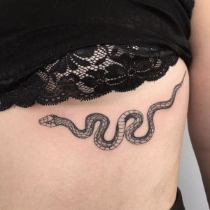 tatuaje sexy de serpiente