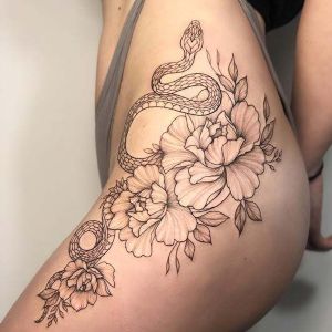 tatuje de serpiente y flores