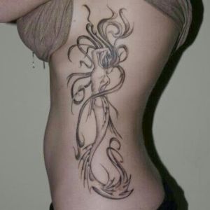 tatuaje de sirena en el costado