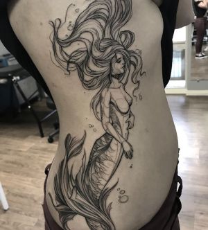 tatuaje de sirena hermoso