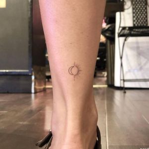 tatuaje pequeño sol y luna