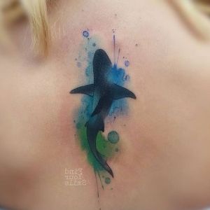 tatuaje acuarela de tiburon