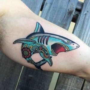 tatuaje de tiburon de la vieja escuela