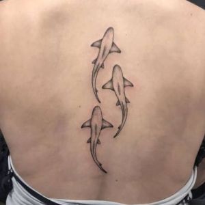 tatuaje en la espalda de tiburones