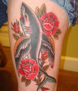 tatuaje en la pierna de tiburon