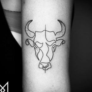 tatuaje minimalista de toro