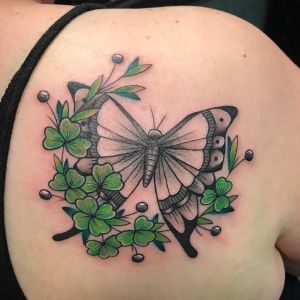 tatuajes de treboles con mariposa