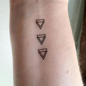 tatuaje de triangulos pequeños