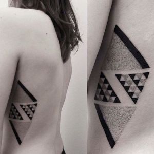 tatuaje de triangulos puntillismo