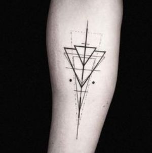 tatuaje en el brazo de triangulos