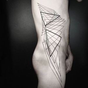tatuaje masculino de triangulos