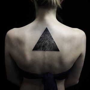 tatuaje para mujer de triangulo