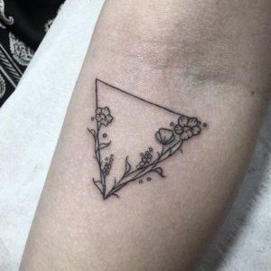 tatuaje sencillo de triangulo