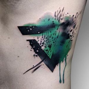 tatuaje watercolor triangulo