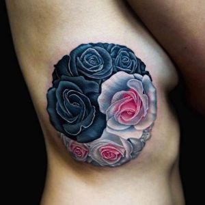 tatuaje de yin yang rosas