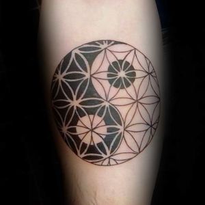 tatuaje yin yang geometrico